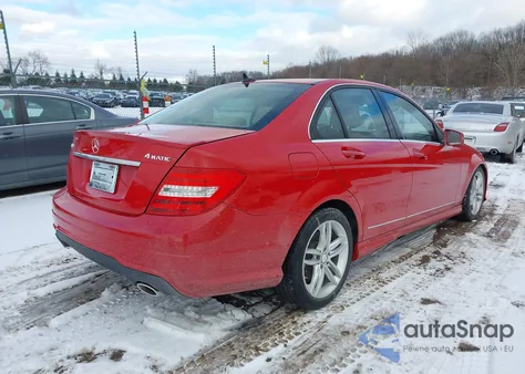2013 Mercedes-Benz C 300 Sport 4Matic z USA, uszkodzony, nr VIN WDDGF8AB8DR247057